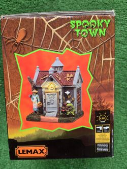 LEMAX Spooky Town Halloween Village