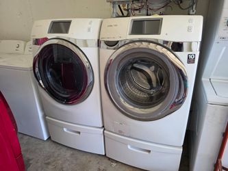 SAMSUNG WHITE SMART LCD STEAM JUMBO FRONT LOAD WASHER AND GAS DRYER SET WITH PEDESTAL