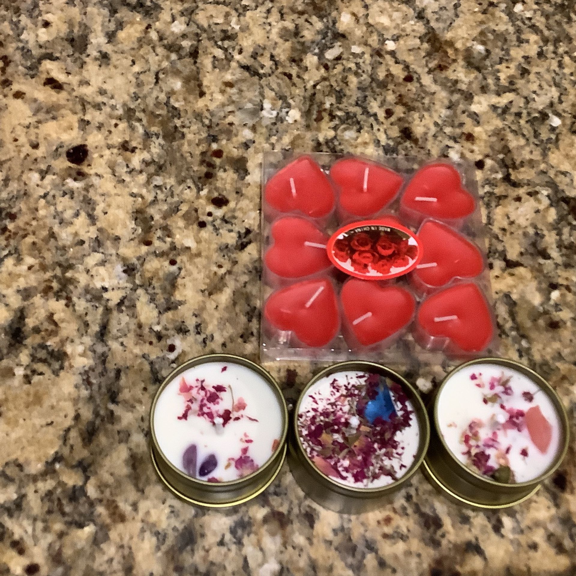 Scented Candles With Flowers And Gemstones In It 