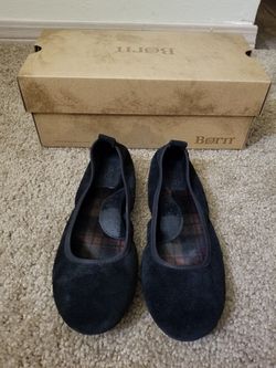 Born Tami black suede flats