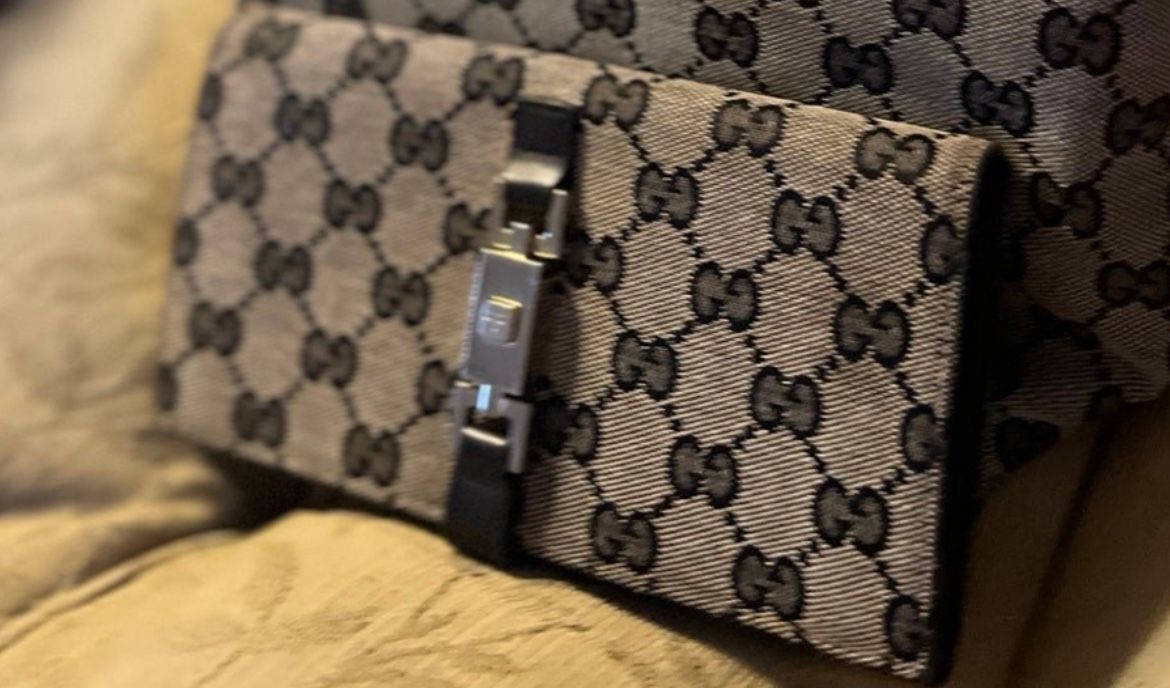 Gucci Long Wallet With A Lot Of Soace For So Much More. 