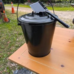 Black Metal Fireplace Ash Bucket With Lid And Shovel/Scoop