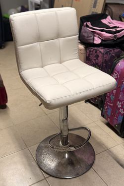 05 WHITE BAR STOOL CHAIRS