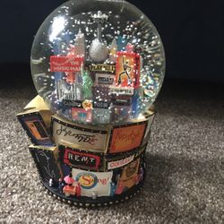 2001 New York Snow Globe