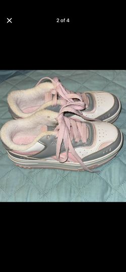 Reebok Girl Shoe Size 1‼️ Like New 