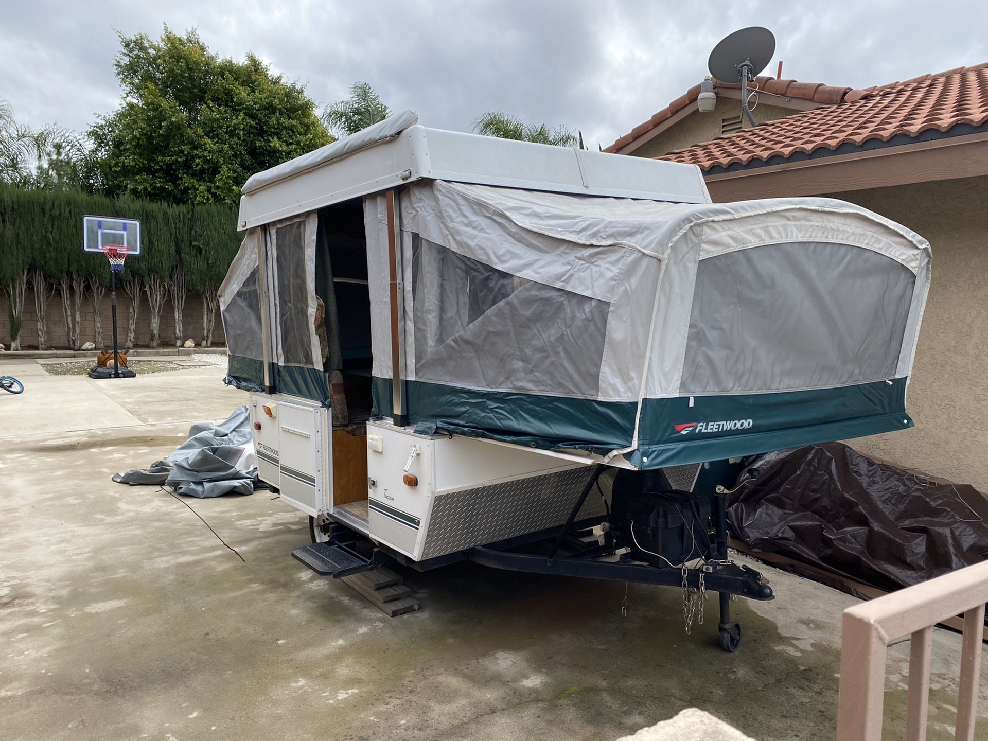 2005 Fleetwood Tucson Pop Up Travel Trailer for Sale in Rancho