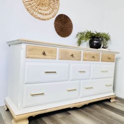 Ethan Allen Dresser - 9 Dovetailed and spacious drawers Solid Wood