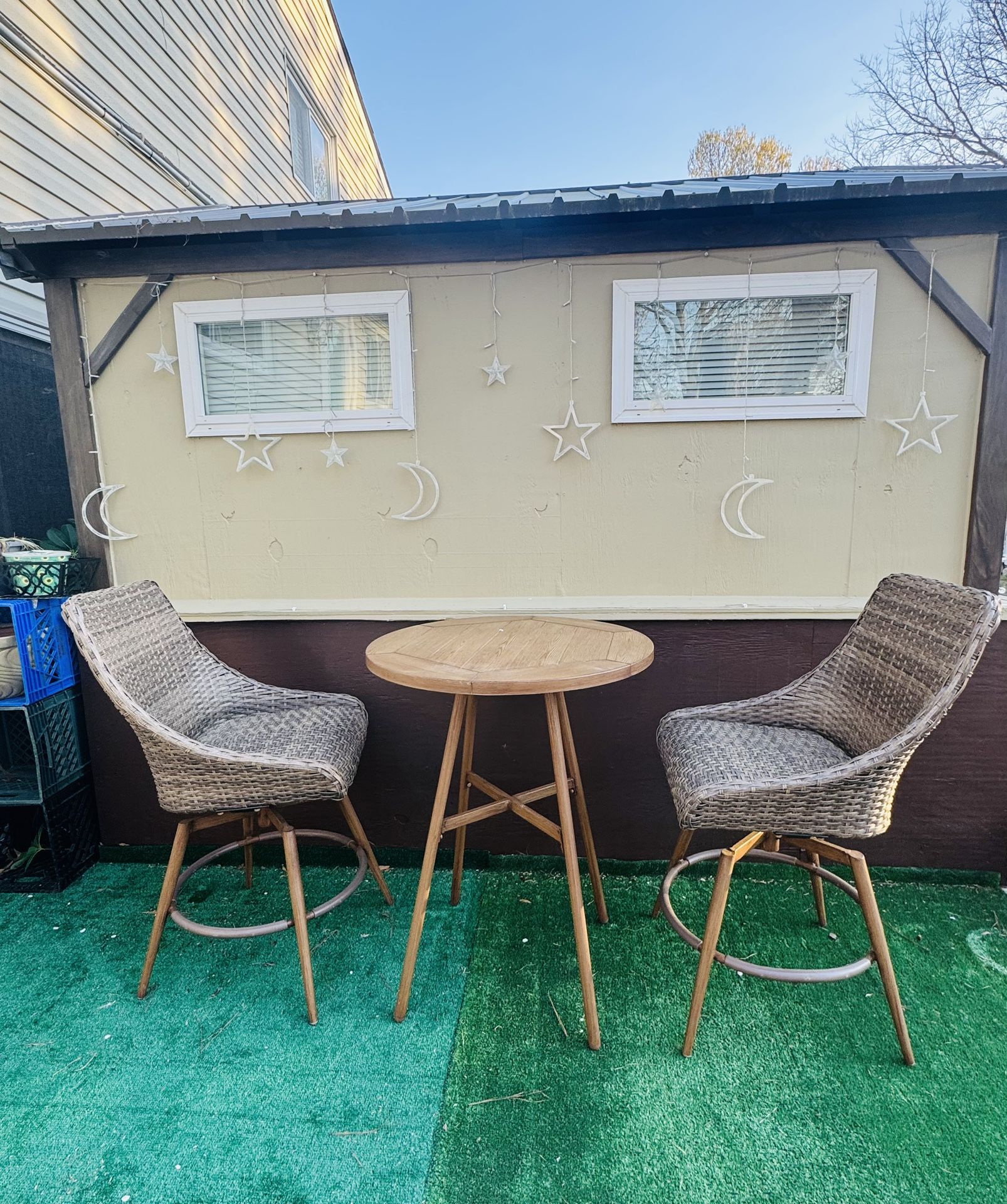 2 Lounge Chairs with Table