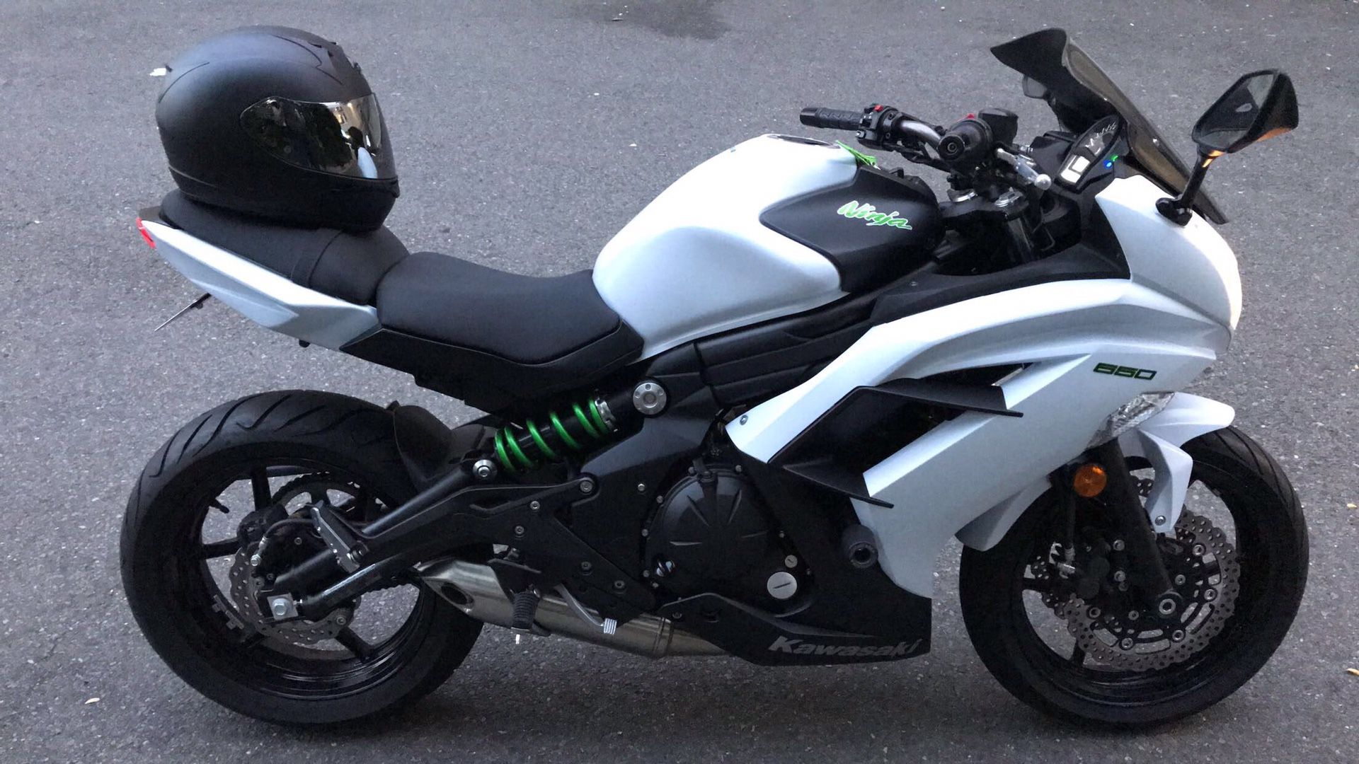 Almost NEW 300 Miles 2015 Ninja Kawasaki 650