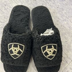 NWT ARIAT Black Fuzzy women cozy Slippers with Logo size 8