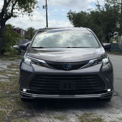 2021 Toyota Sienna XLE Hybrid 