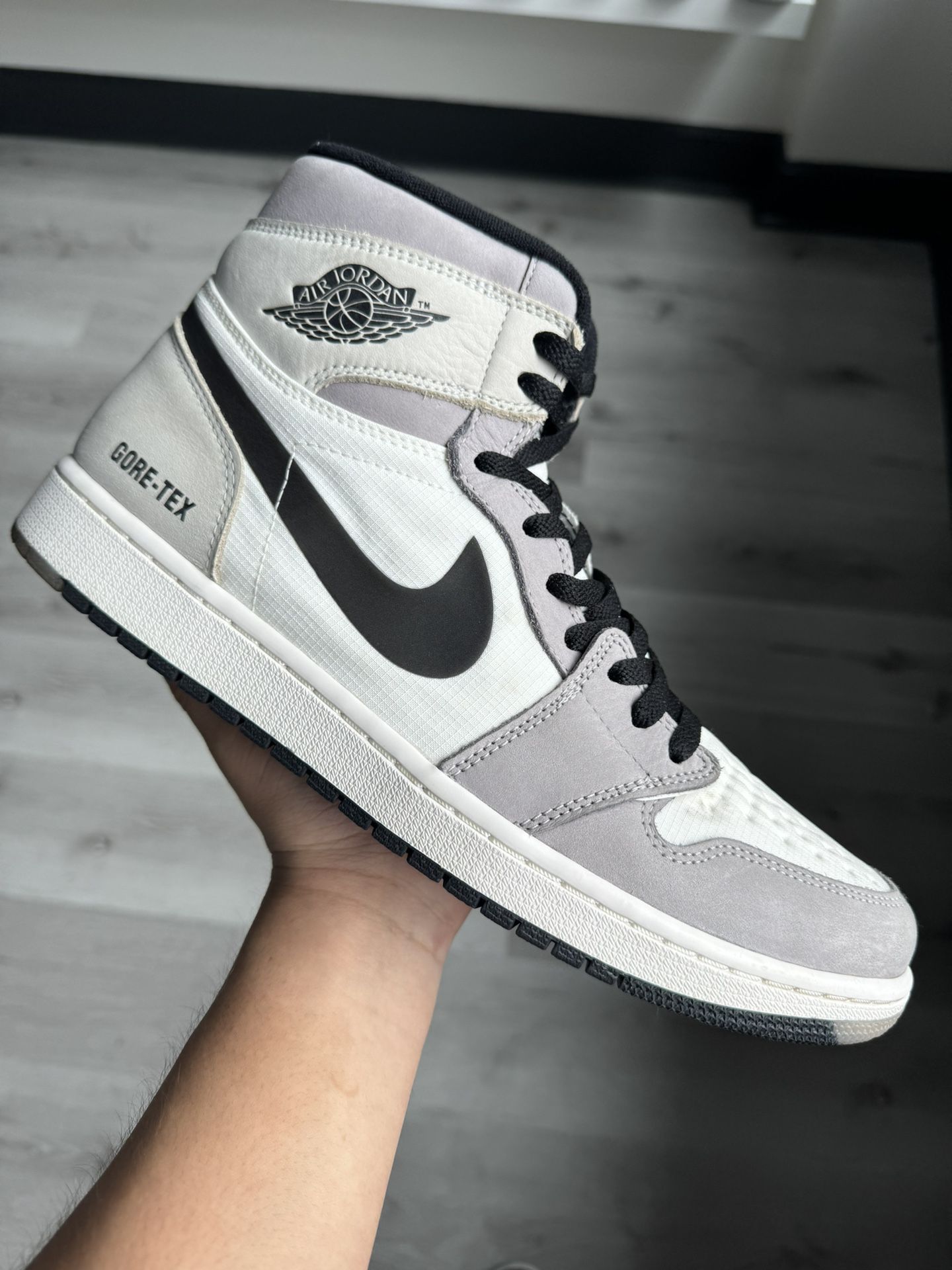 Jordan 1 Retro Gore-tex “light bone”