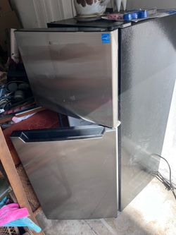 Mini fridge with freezer
