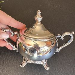 ElegantSilver plated set of sugar bowl and milk https://offerup.com/redirect/?o=anVnLkludGVybmF0aW9uYWw= silver company