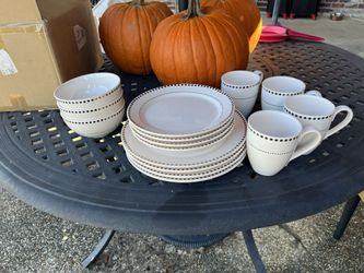white and gold dinnerware set
