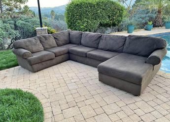 FREE DELIVERY- Beautiful Sectional Couch