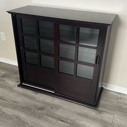 Standing cabinet with sliding doors and 3 shelf’s