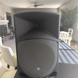 2 Mackie Thump 12” Powered Speakers Great Condition. 