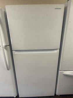 Samsung Top Mount Refrigerator in White - Good Condition with Auto Ice Maker
