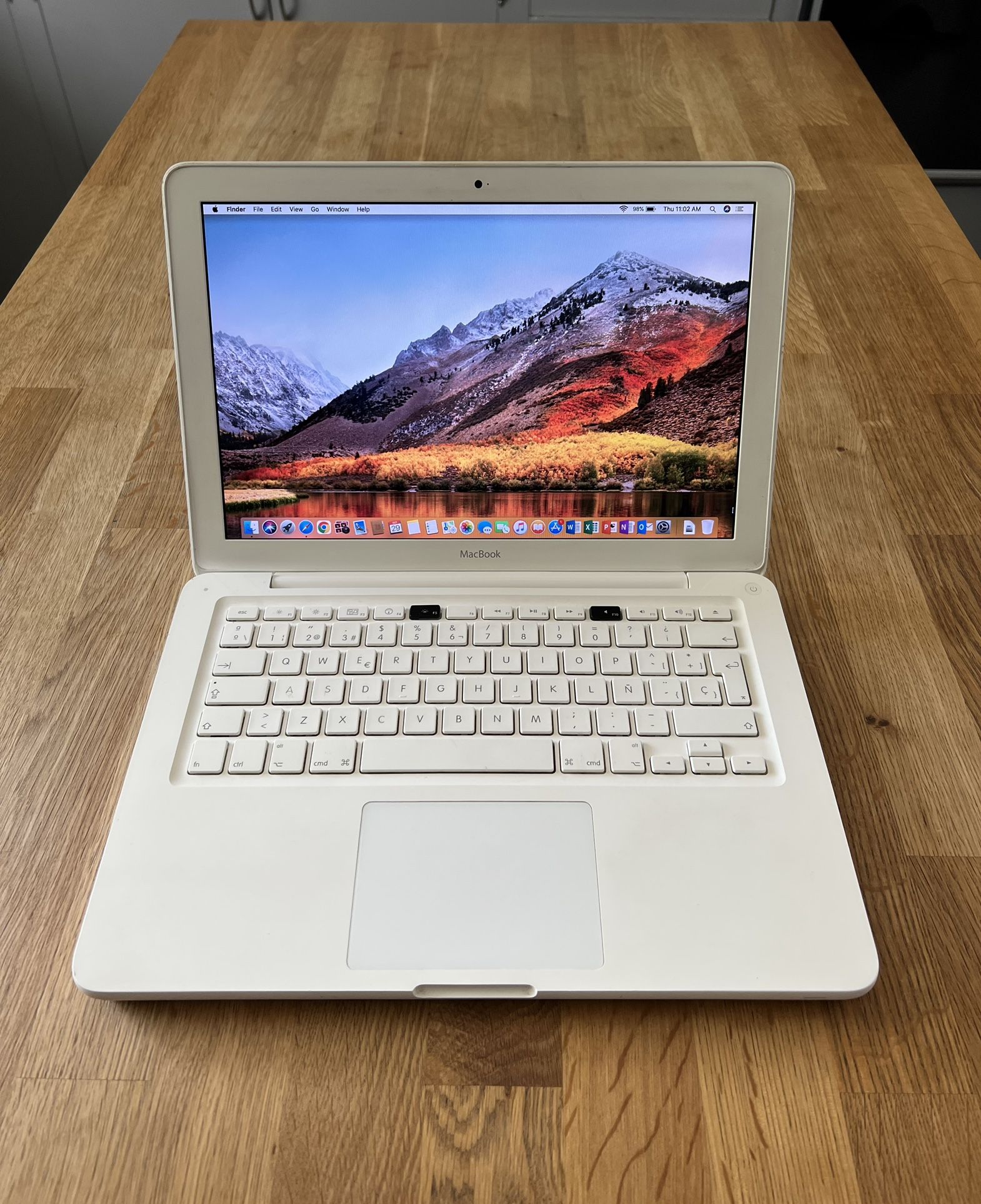 Apple MacBook 13 Inch White - 500GB Hard Drive / Microsoft Office Suite Installed (Word, Excel, PowerPoint,..)