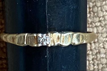 Petite 10K Gold & Diamond Ring – Size 6.5