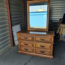 Oak Dresser w/mirror & 6 deep drawers