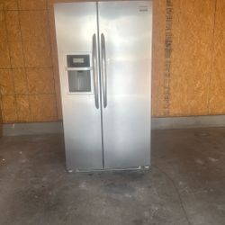 Frigidaire Refrigerator With Icemaker Everything Works Great. It’s Not Perfect, But It Does Keep Things Cold In The Freezer Works.