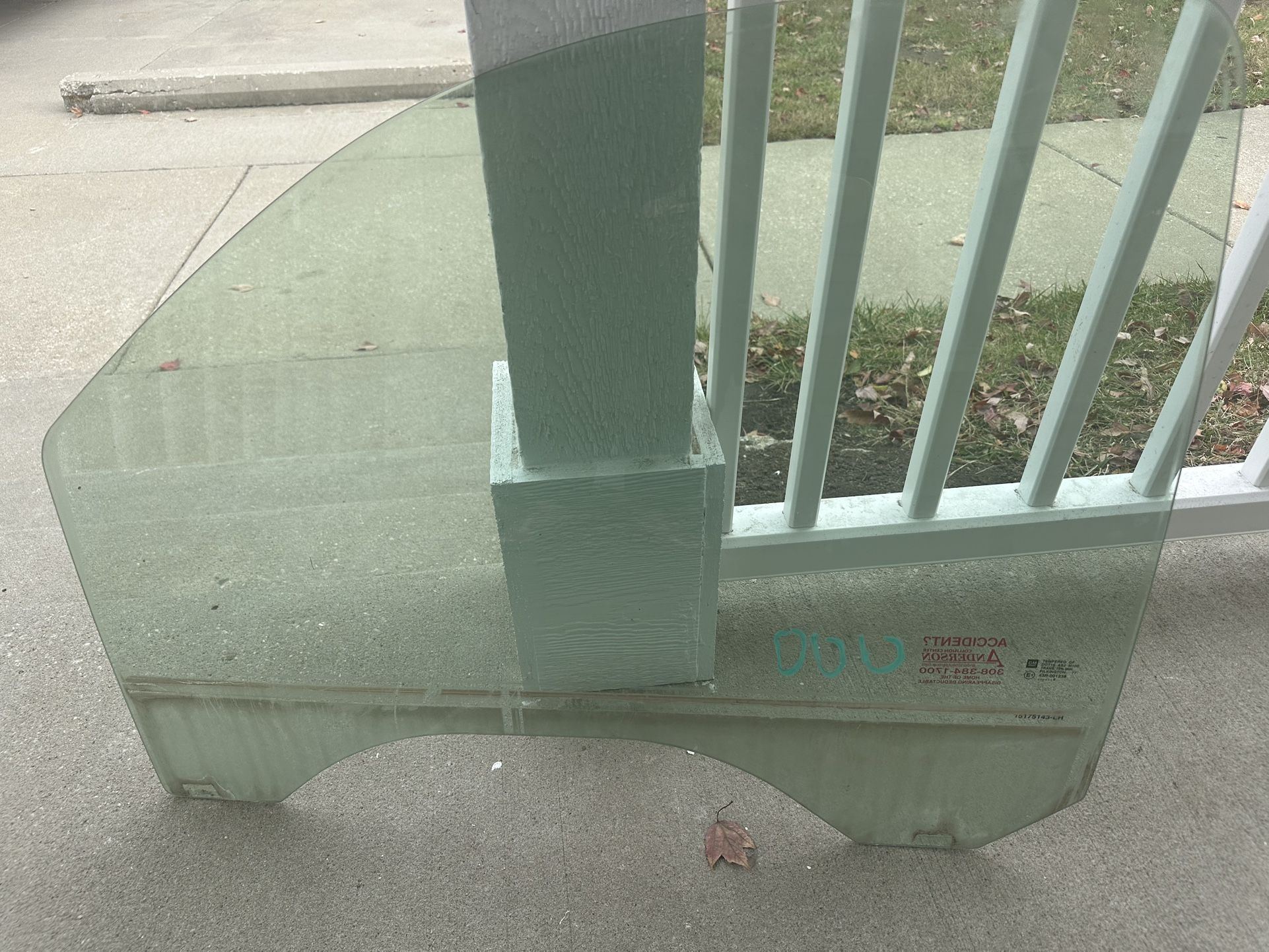 Driver left side Front Door window door glass / Chevy Tahoe / Avalanche / Suburban