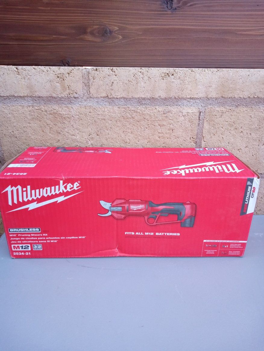 Milwaukee M12 Pruning Shears Kit