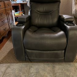 BLACK LEATHER RECLINER CHAIR