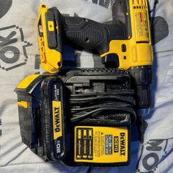 Dewalt 20v Max Drill With Battery And Charger 
