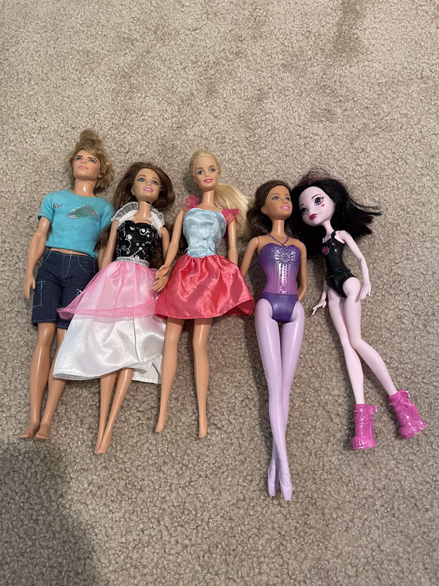 Barbies+extra Clothing 