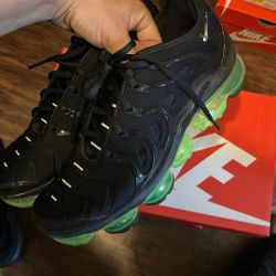 air vapormax plus black volt