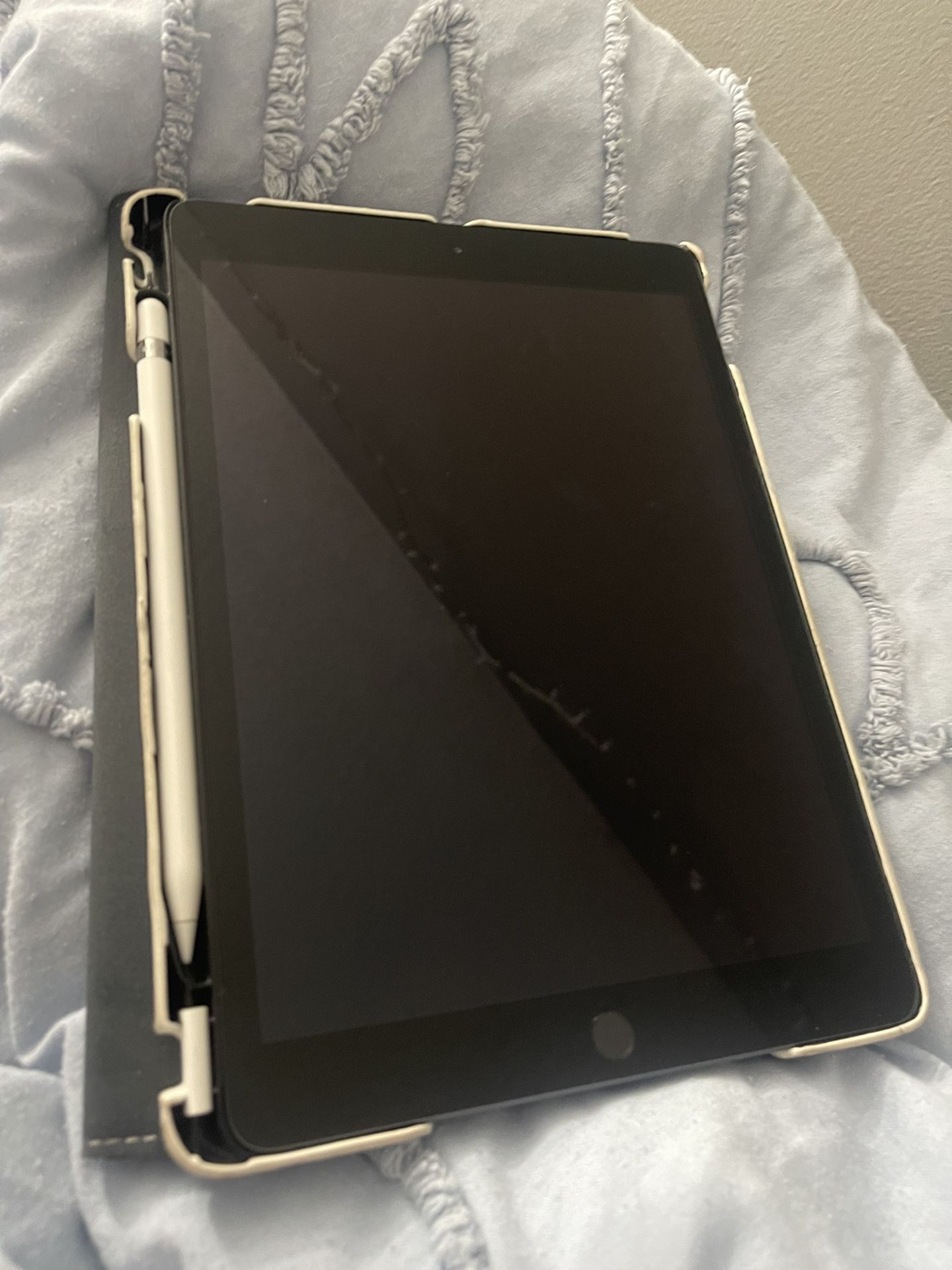 iPad 8th Gen 128 GB With Apple Pen And Case 