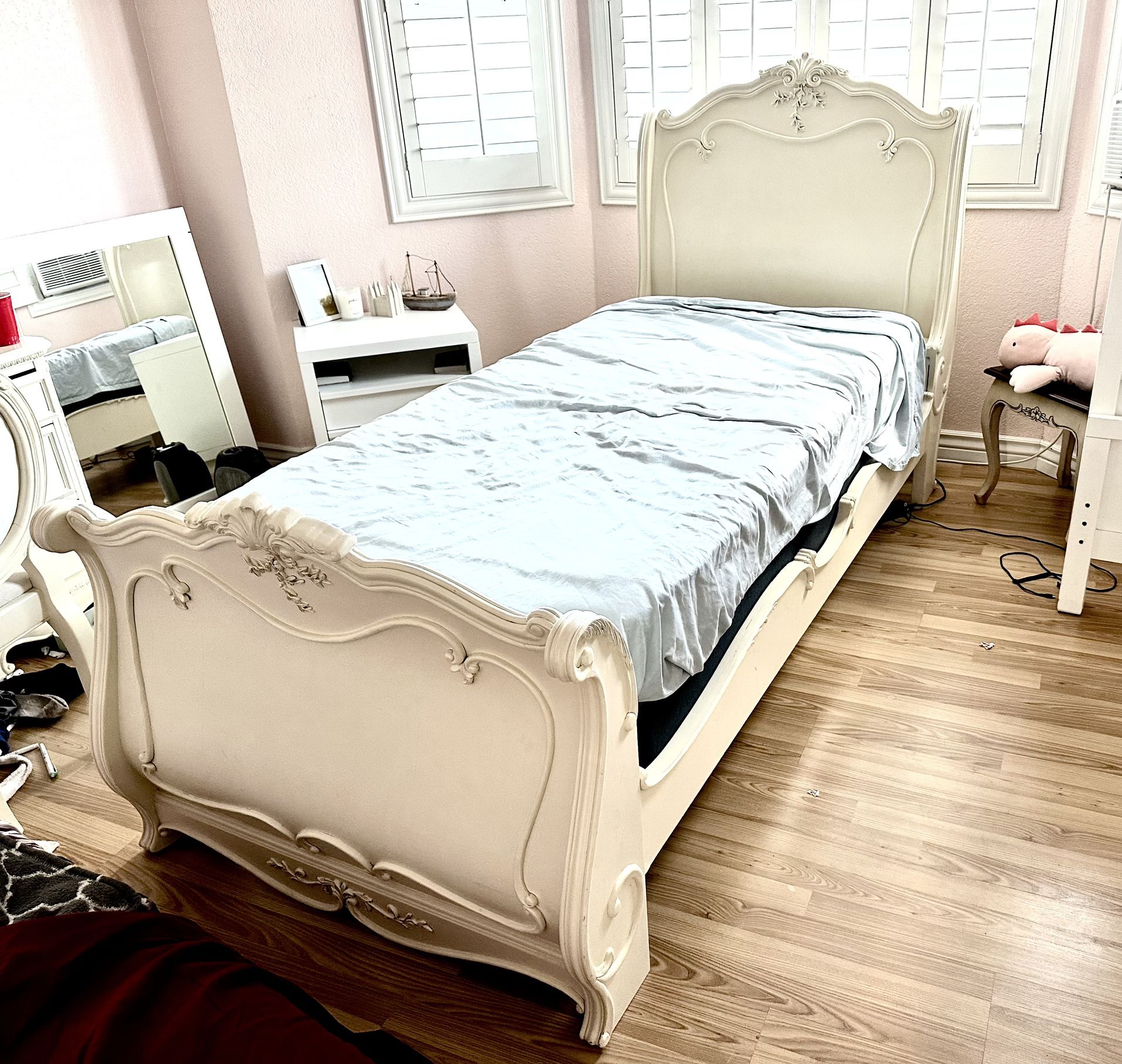 Beautiful Twin Wood Sleigh Bed Cream / Off White Color Includes Mattress & Box Spring 