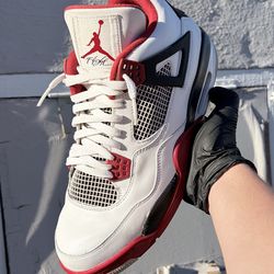 $120 MENS SIZE 12 AIR JORDAN 4 FIRE RED ( 2012)