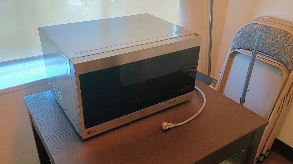 LG 1.5cu ft NeoChef Microwave W/ Smart Inverter & EasyClean