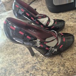 6/5 , 7 Mujer. Red Interior Black Exterior Heels.