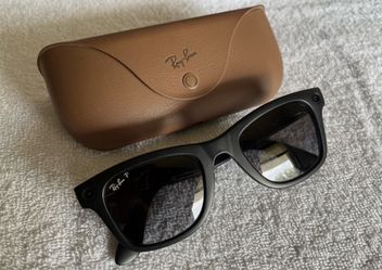 Ray-Ban Meta Smart Glasses with Case