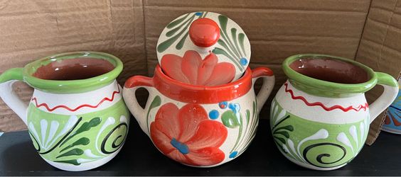 Red and green mug set.