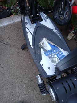 Motorized Scooter Gos 20-25 Mph Needs Battery Bought For $400Yours For $150 Obo
