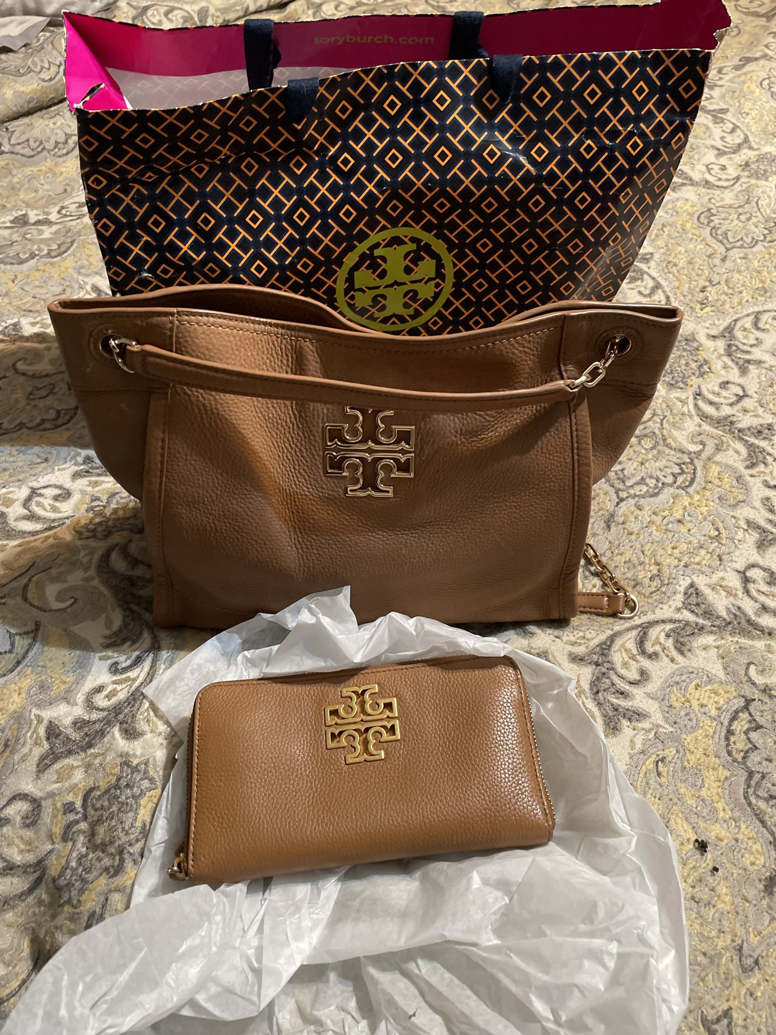 Like New Authentic Tory Burch Large Handbag And Wallet Set