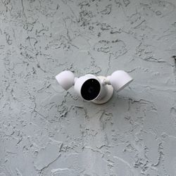 Google Nest Cam with Floodlight - Wired Outdoor Smart Home Security Camera