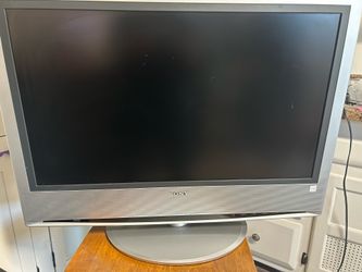 Sony BRAVIA KLV-S32A10 32-inch LCD television with a native resolution of 1366 x 768 pixels.