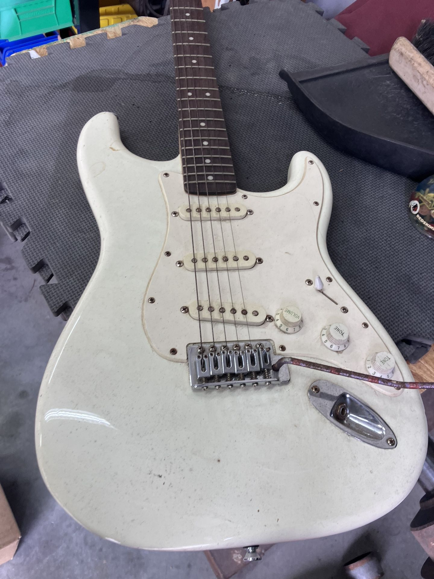 Fender  Guitar White 