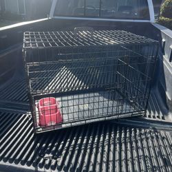 Medium Dog Crate Comes With Dog Bowls, With Catch Tray No Cracks 