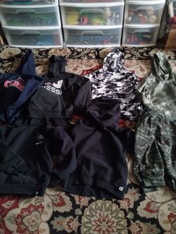 Suéter de niño size 8 en buenas condiciones $20 por los,8