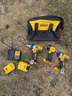 DeWALT 20V MAX XR Tool Set – Drill, Impact, Light, 2 Batteries & Charger