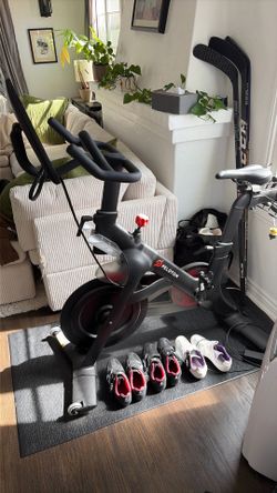 Peloton bike (everything included)