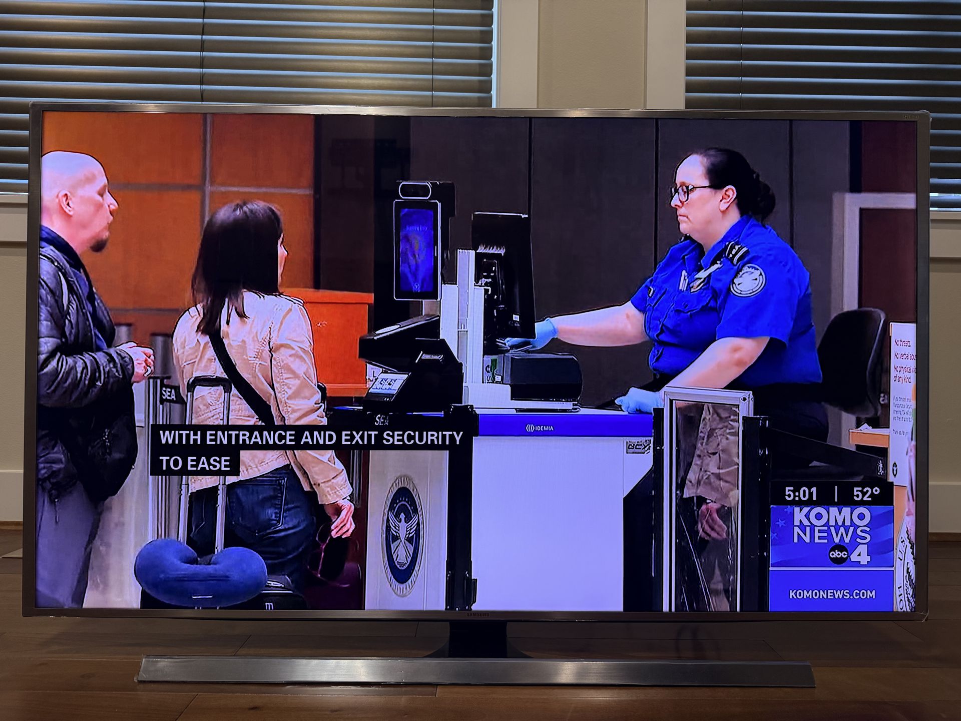 Samsung UN55JS8500 55-inch 4K SUHD Smart TV (Motion Rate 240Hz)